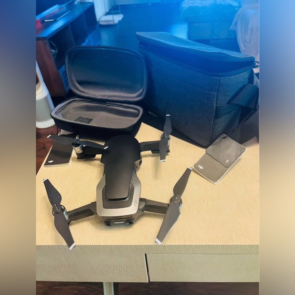 DJI - Mavic Air drone with Remote Controller - Onyx
Black